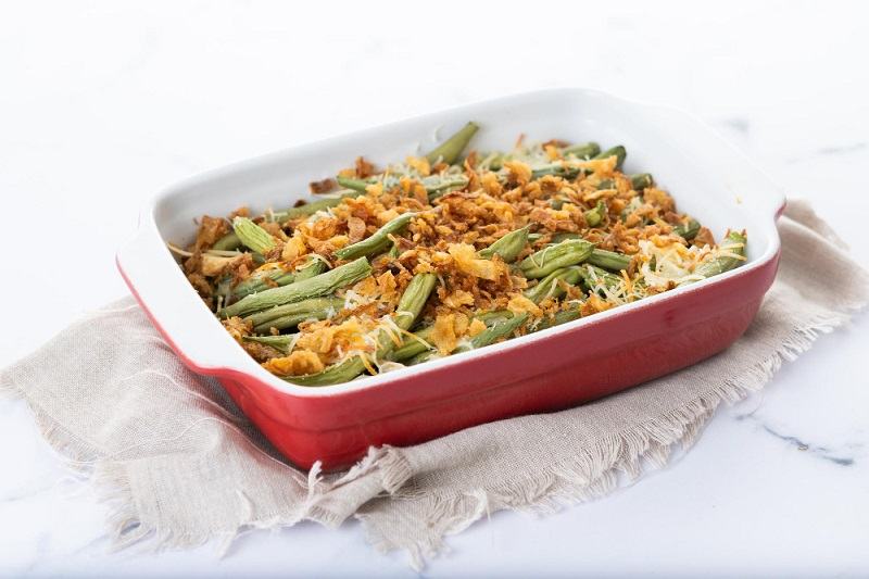 Mancare de pui cu fasole pastai, sos de rosii si usturoi